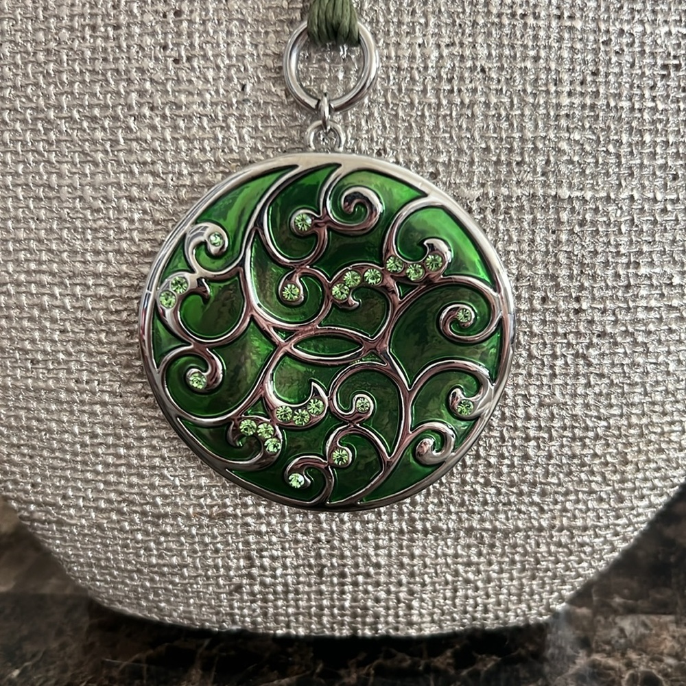 Green Pendant Necklace EUC - Picture 3 of 8
